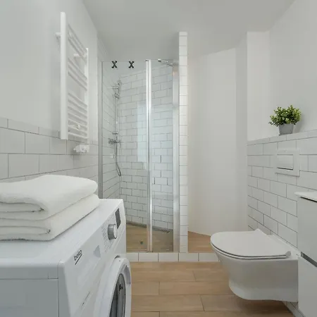 Air-conditioned Modern With Parking In The Centre Of By Renters Breslavia
