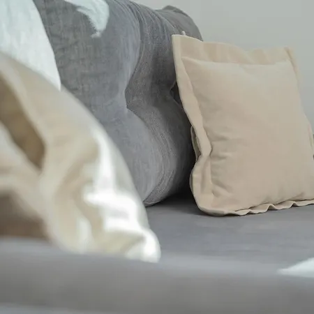 Air-conditioned Modern With Parking In The Centre Of By Renters Apartment *
