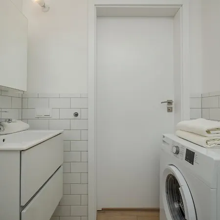 شقة Air-conditioned Modern With Parking In The Centre Of By Renters *