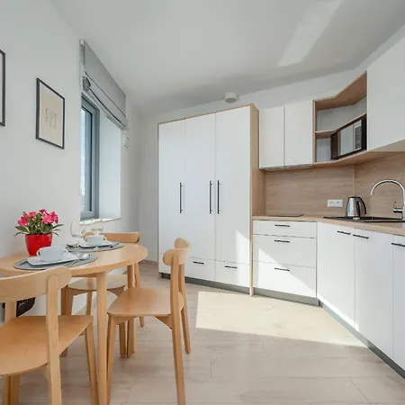 Air-conditioned Modern With Parking In The Centre Of By Renters *