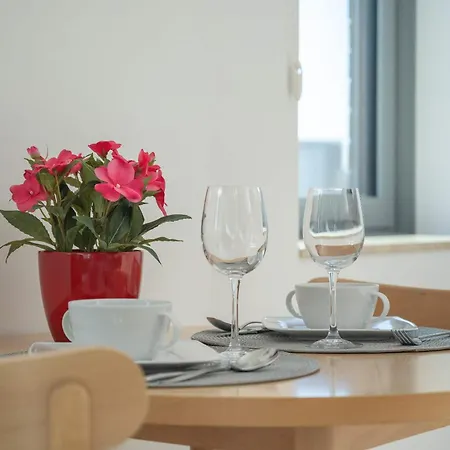 Air-conditioned Modern With Parking In The Centre Of By Renters Apartment *