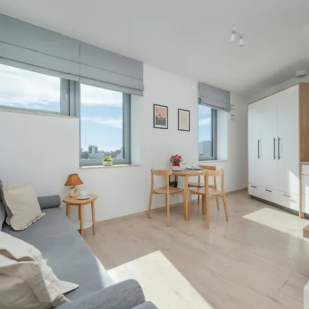 Apartment Air-conditioned Modern With Parking In The Centre Of By Renters *