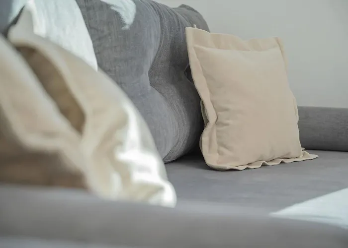 Air-conditioned Modern With Parking In The Centre Of By Renters Apartment *