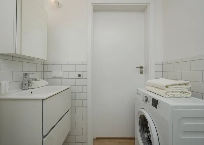 Apartment Air-conditioned Modern With Parking In The Centre Of By Renters *