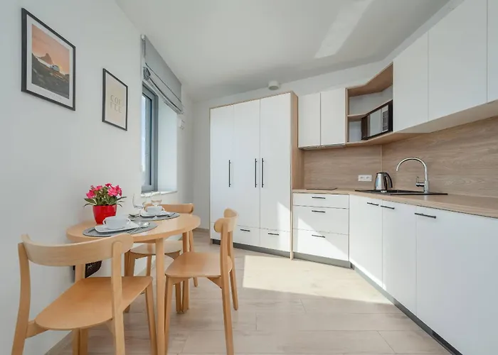 Air-conditioned Modern With Parking In The Centre Of By Renters *